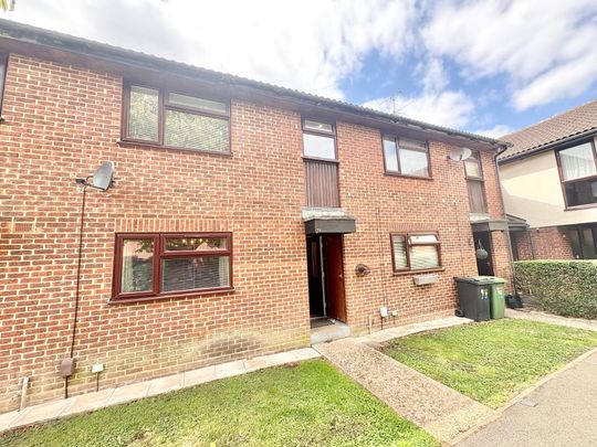Wellesley Close, Ash Vale, GU12 - Photo 1