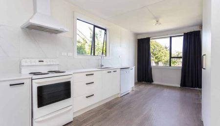 Freshly renovated 4 Bedroom 2 Bathroom property - Photo 5