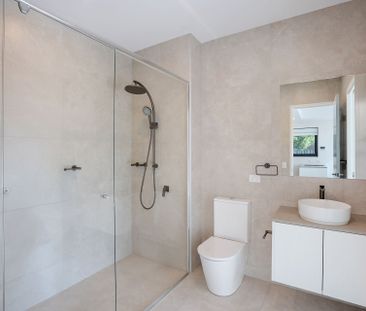 Light-Filled Corner One-Bedroom with Generous Private Courtyard - Photo 5