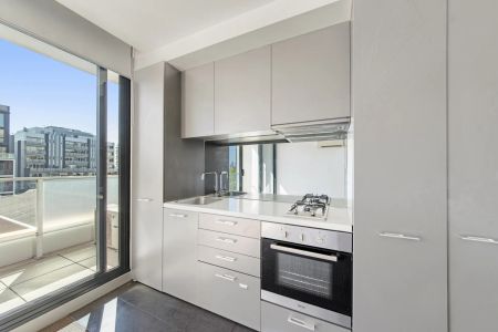 Modern Studio Apartment with Premium Amenities in the Heart of South Yarra - Photo 3