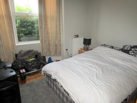 4 bedroom end of terrace house to rent - Photo 2