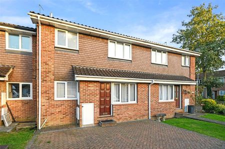 One bedroom terraced house in a highly sought after area. Offered part furnished and available now. - Photo 5