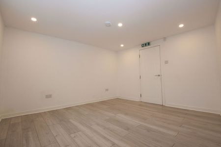 214 Wash Lane, Bury, Greater Manchester, BL9 7DR - Photo 4