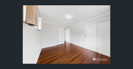 Large air conditioned home in sought after location - Photo 4