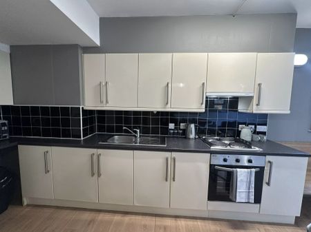 Large High Double Ensuite: Three Bed Flat - Photo 5