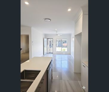 3 BEDROOM TOWNHOUSE - FULLY DUCTED AIR! - Photo 2