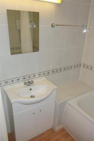 1 bedroom retirement property to rent - Photo 5