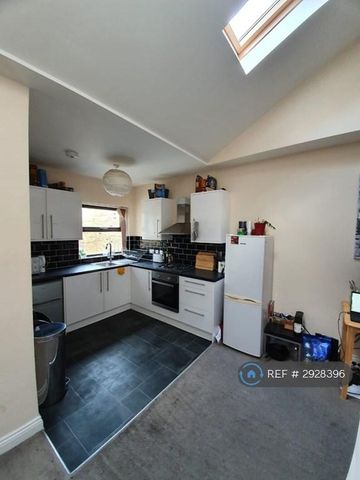 1 bedroom in a flat share to rent - Photo 5