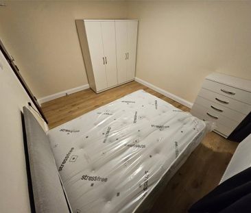 8 bedroom semi-detached house to rent - Photo 3