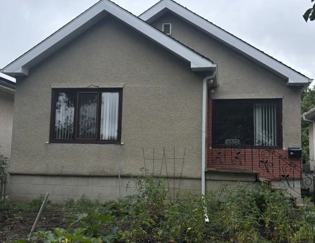 Upstairs/Newly Renovated — 2 Bedrooms House - Photo 1