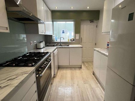 🧋F. M Property Solutions Are Pleased To Present This Property In A Great Location, Close To Local Shops, Town Centre And The Beautiful High Wycombe Countryside. The Best Of Both Worlds🧋 Room 5 - Photo 2