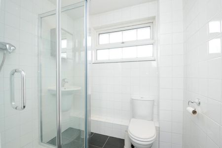 4 bedroom detached house to rent - Photo 2