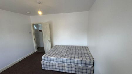 4 bedroom semi-detached house to rent - Photo 5
