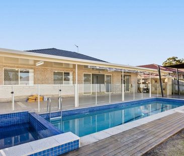 Spacious living rooms and a pool - Photo 3