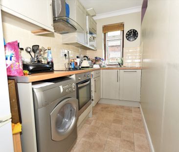 Vesey Close, Farnborough, Hampshire, GU14 - Photo 3
