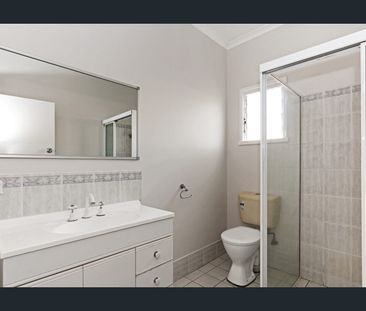 Convenient & Low Maintenance Villa - Photo 4