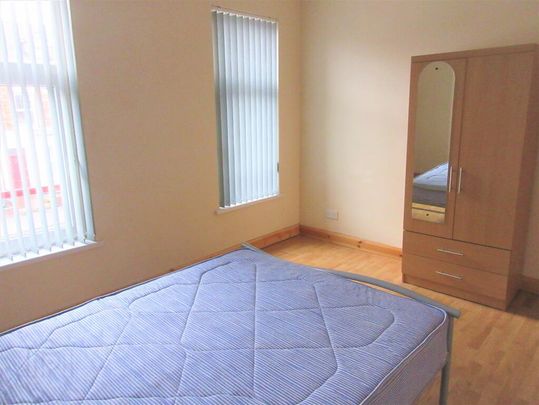 Great House ~ All Bedrooms Upstairs, 45 Agincourt Avenue, Queens Quarter, Belfast, BT7 1QB - Photo 1