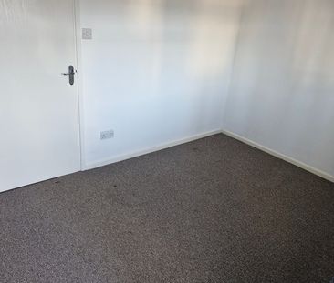 1 Bed Flat, Yarmouth Gardens, SO15 - Photo 4