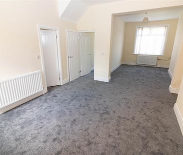 3 Bedroom House - Terraced - Photo 2