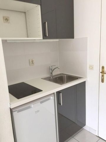Studio de 23.94 m² kitchenette équipée rénovée en 2016 - Photo 2