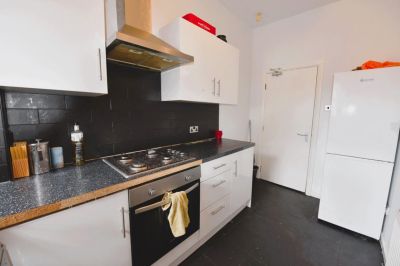 4 bedroom Flat in Chestnut Avenue, Headingley Leeds - Photo 5