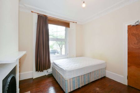 Large five bedroom period house in the popular Chisenhale conservation area. - Photo 4