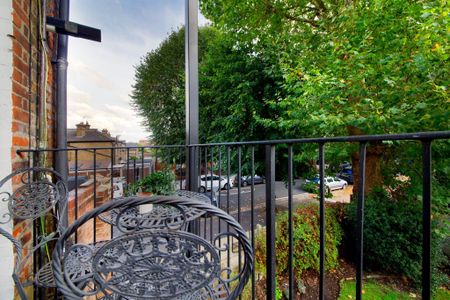 3 bedroom flat to rent - Photo 4