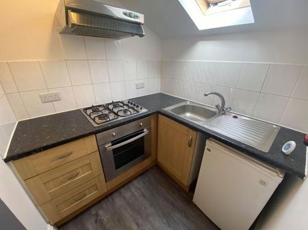 1 bedroom in a house share to rent - Photo 3