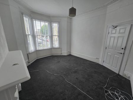 Room in a Shared House, Herndon Road, SW18 - Photo 2