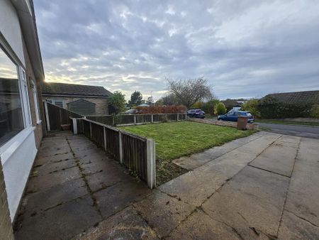 2 bedroom detached bungalow to rent - Photo 2