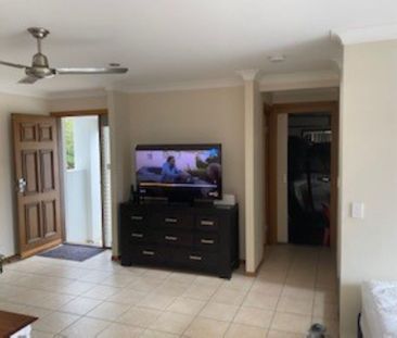 Ideally Located - 3 bed, 2 bath, double garage - Available 4th March - Photo 2