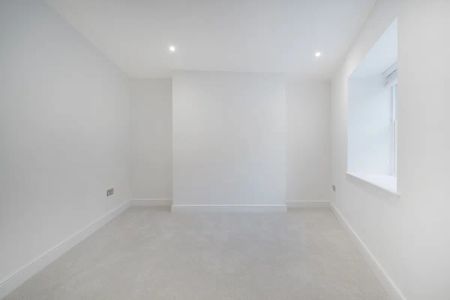 3 bedroom maisonette in London - Photo 4