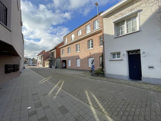 Appartement op de eerste verdieping in het centrum van Zandhoven - Photo 1