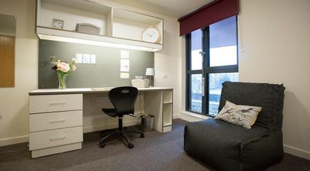 1 bedroom in a flat share to rent - Photo 5