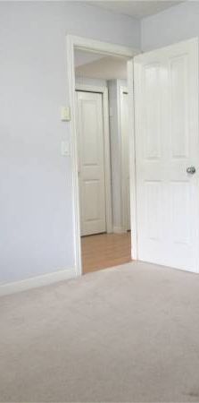 Lovely upper floor with fenced yard - 1 pet friendly - Photo 1