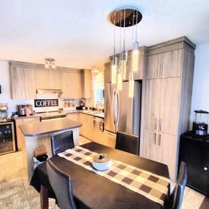 6 1/2 SUR DEUX ÉTAGES 50 ANS ET PLUS ST HUBERT LOGEMNET DU PROPRIO, LUXUEUX, TRIPLEX TRANQUILLE, COUR PRIVÉE , ENTRETIEN INCLUS, - Photo 2