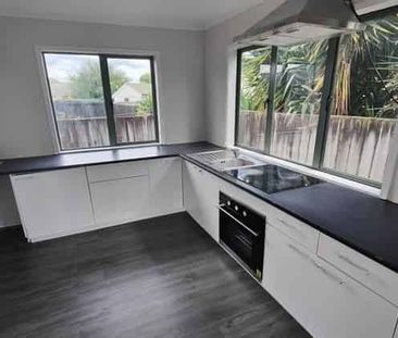 Tidy Two Bedroom - Photo 3