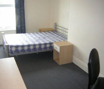 4 bedroom flat to rent - Photo 4