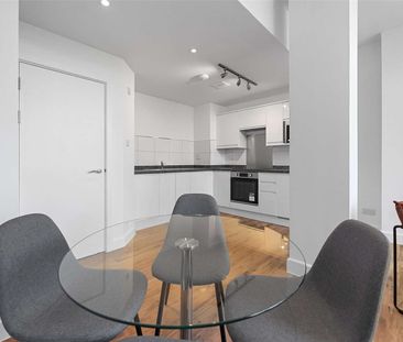 A well proportioned two bedroom apartment in a convenient City location - Photo 6