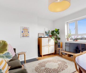 2 bedroom Flat To Let - Photo 2