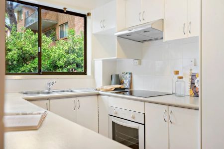 Stunning, Well Presented & Spacious Town House For Lease - Photo 2