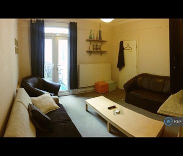 1 bedroom in a house share to rent - Photo 2
