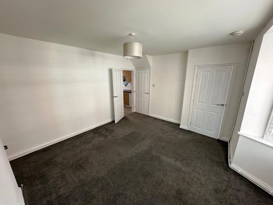 Superb 3 bedroomed terrace house to let with first floor bathroom, large lounge and kitchen diner with patio doors onto a large paved patio. - Photo 1