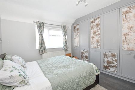 3 bedroom end of terrace house to rent - Photo 3