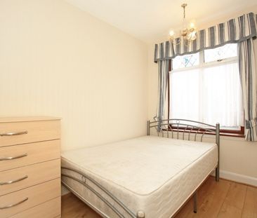 Hedgeley, Woodford Avenue, Ilford IG4 - Photo 3