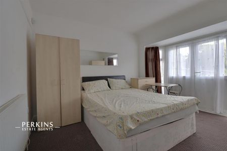 5 bedroom semi-detached house to rent - Photo 4