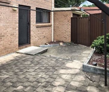 Spacious Three Bedroom Townhouse With Air Conditioning - Photo 5