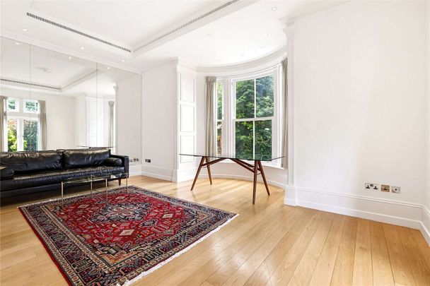 Excellent garden apartment with 3.3 metre high ceilings and private gated entrance - Photo 1