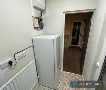 3 bedroom end of terrace house to rent - Photo 4