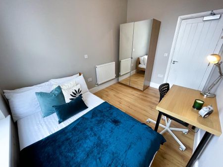4 bedroom flat to rent - Photo 3